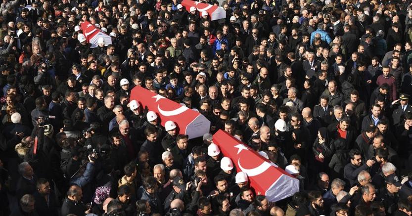 La folla porta in processione le bare delle vittime allo stadio di Istanbul